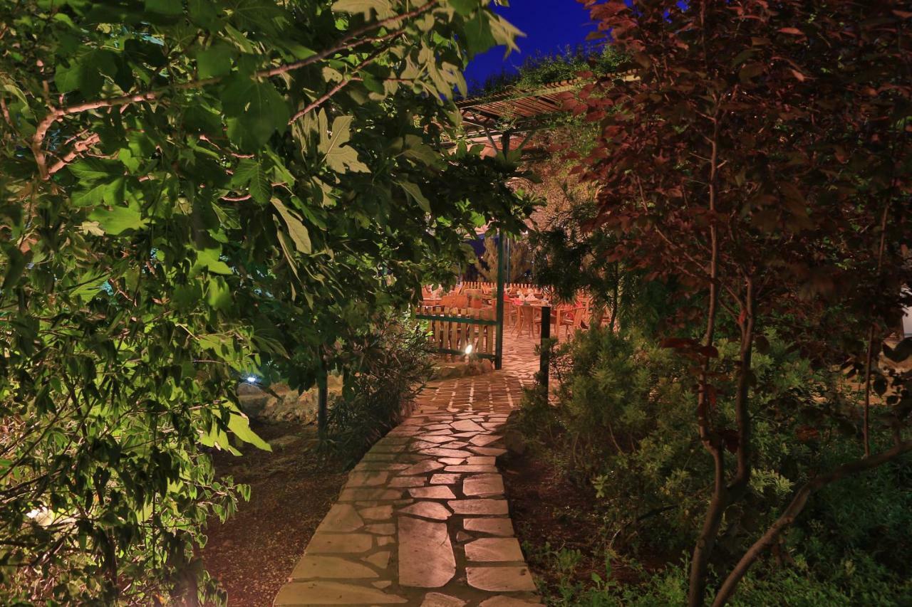 Mountain Breeze Lodge & Resort Al Salt Exterior foto